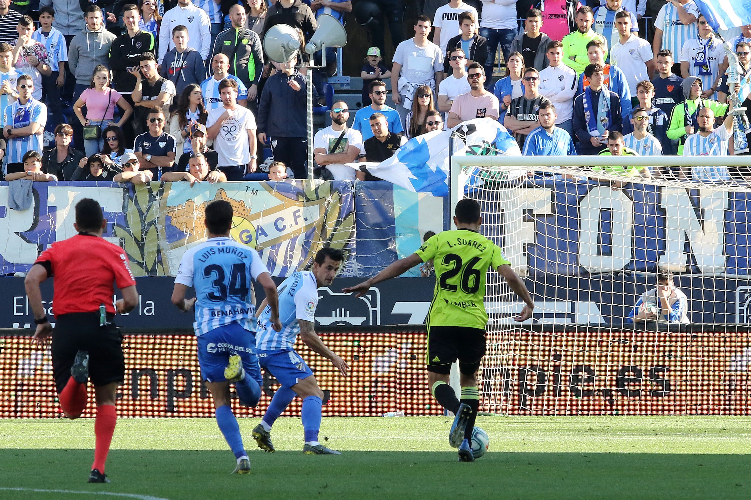 Luis Suárez, encarando a Luis Hernández.
