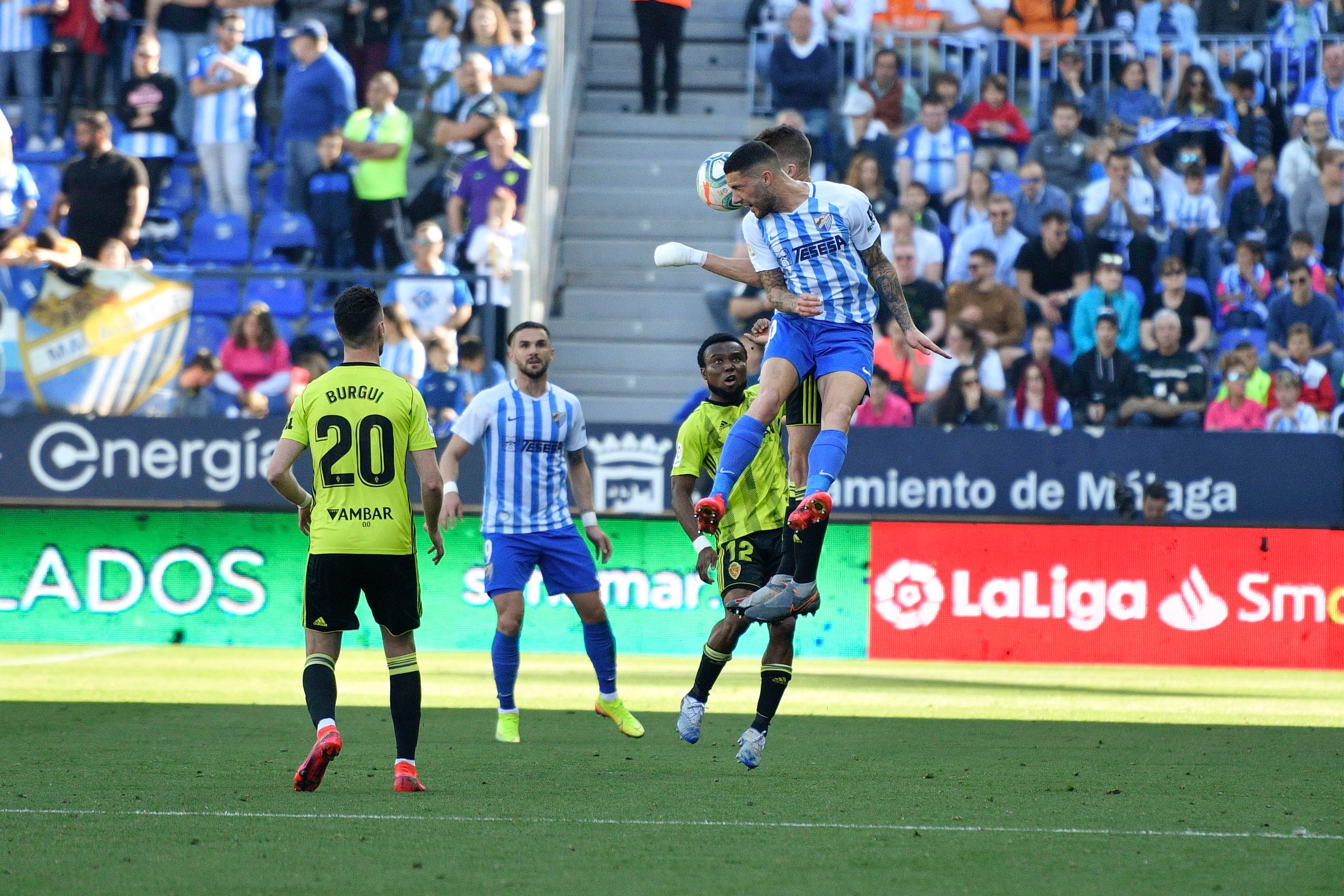 Burgui mira una jugada de cerca durante el partido.