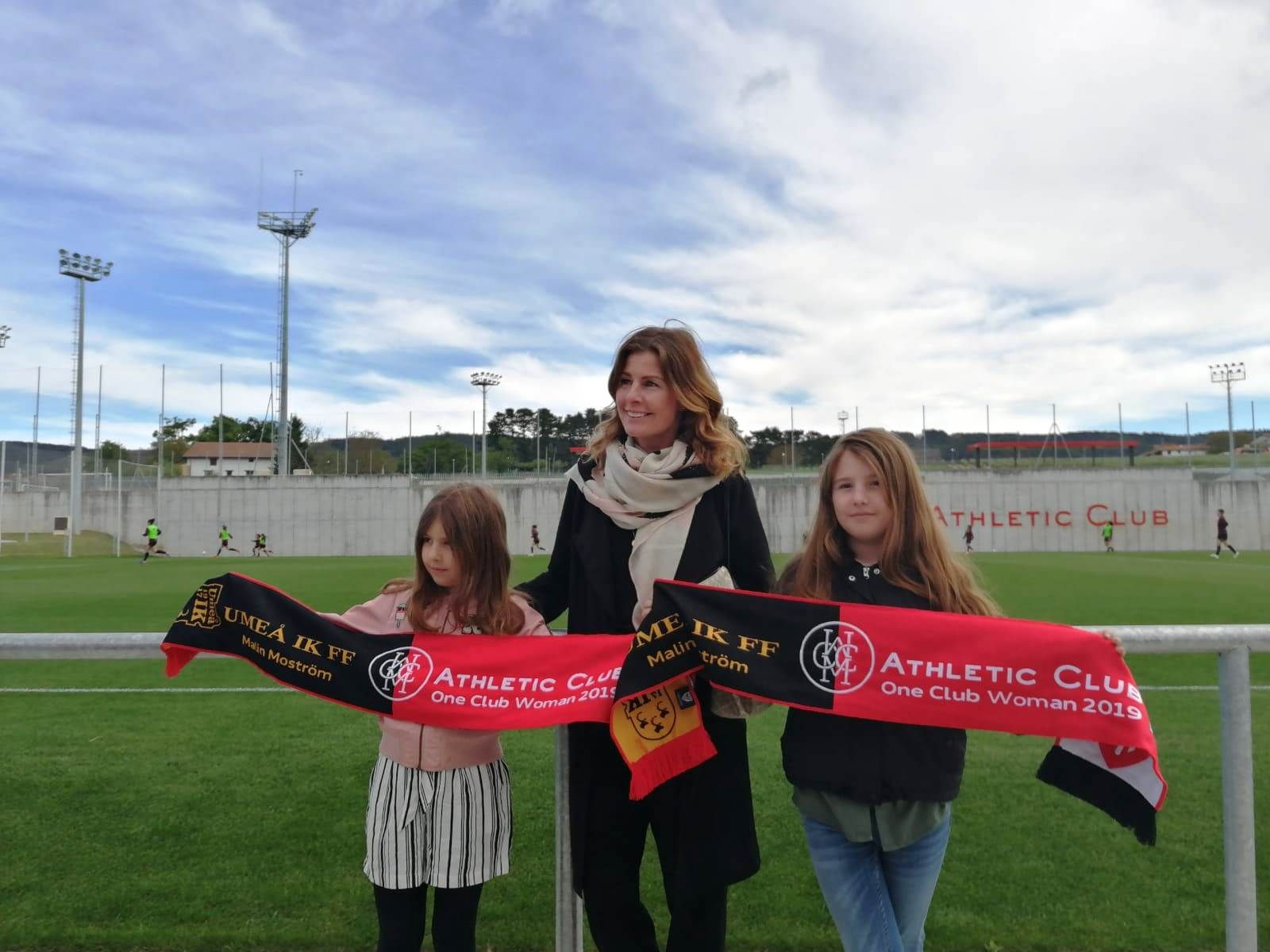  Malin Moström posa con sus hijas en las instalaciones de Lezama.