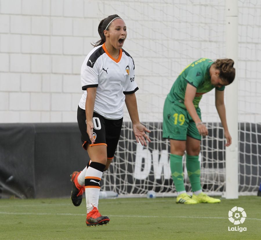  Mari Paz Vilas celebrando un gol con el Valencia CF