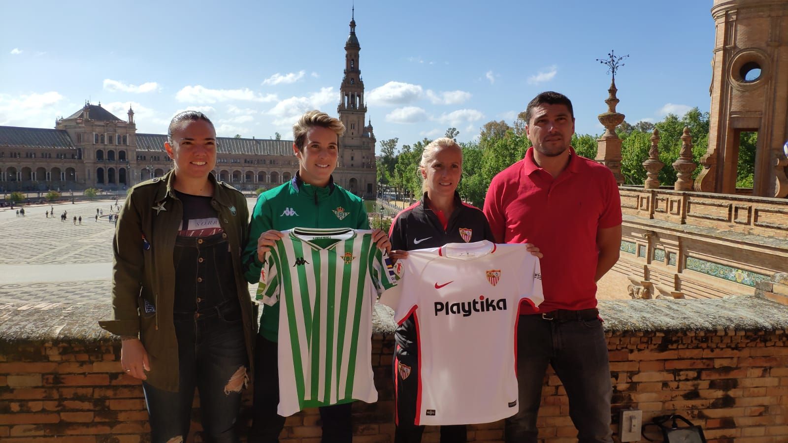  María Pry, Priscila, Alicia y Cristian Toro previo al derbi femenino.