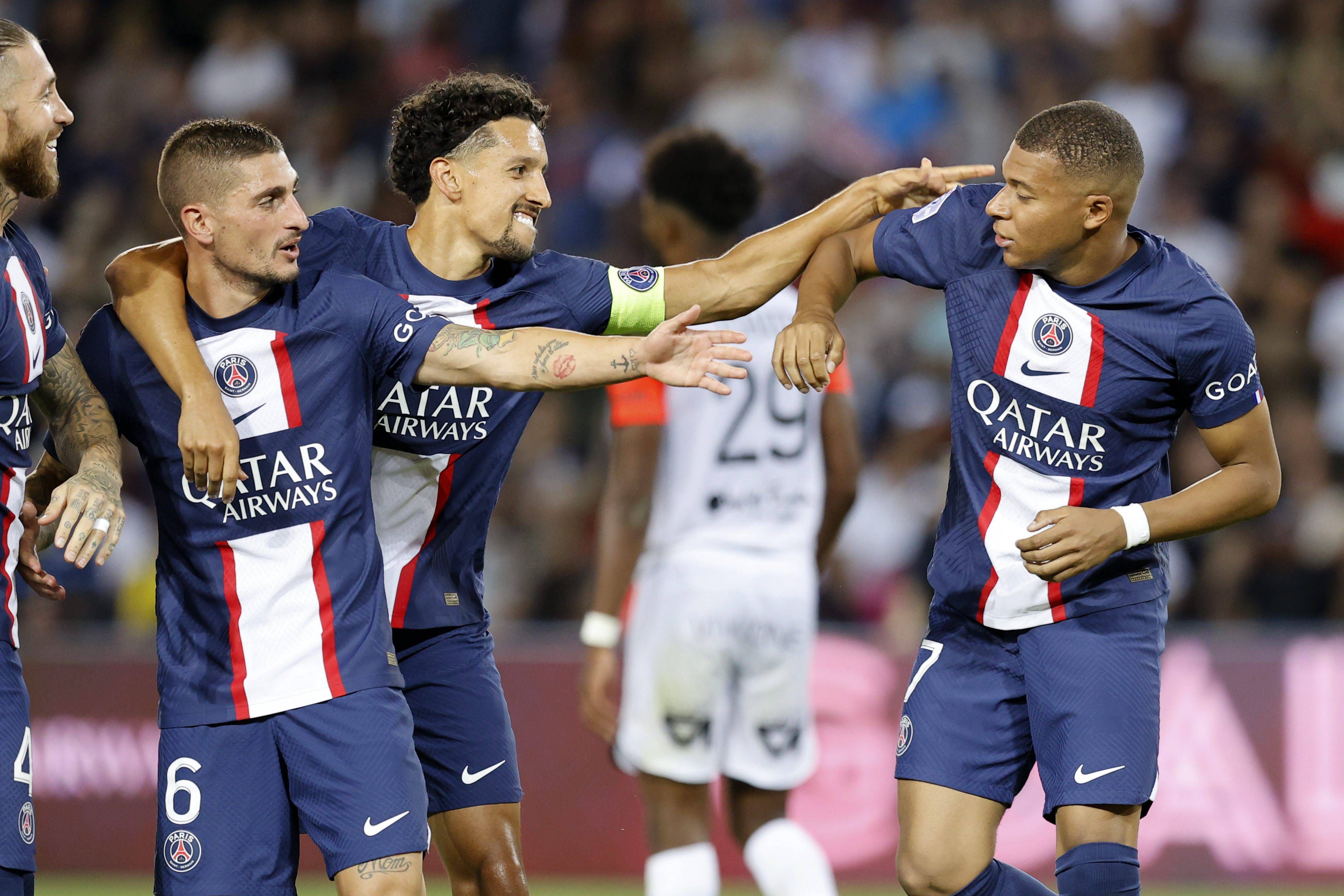 Kylian Mbappé celebra su gol con el PSG con Marquinhos y Verratti.