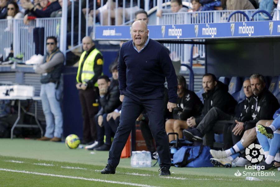  Pepe Mel da instrucciones en el Málaga-Burgos.