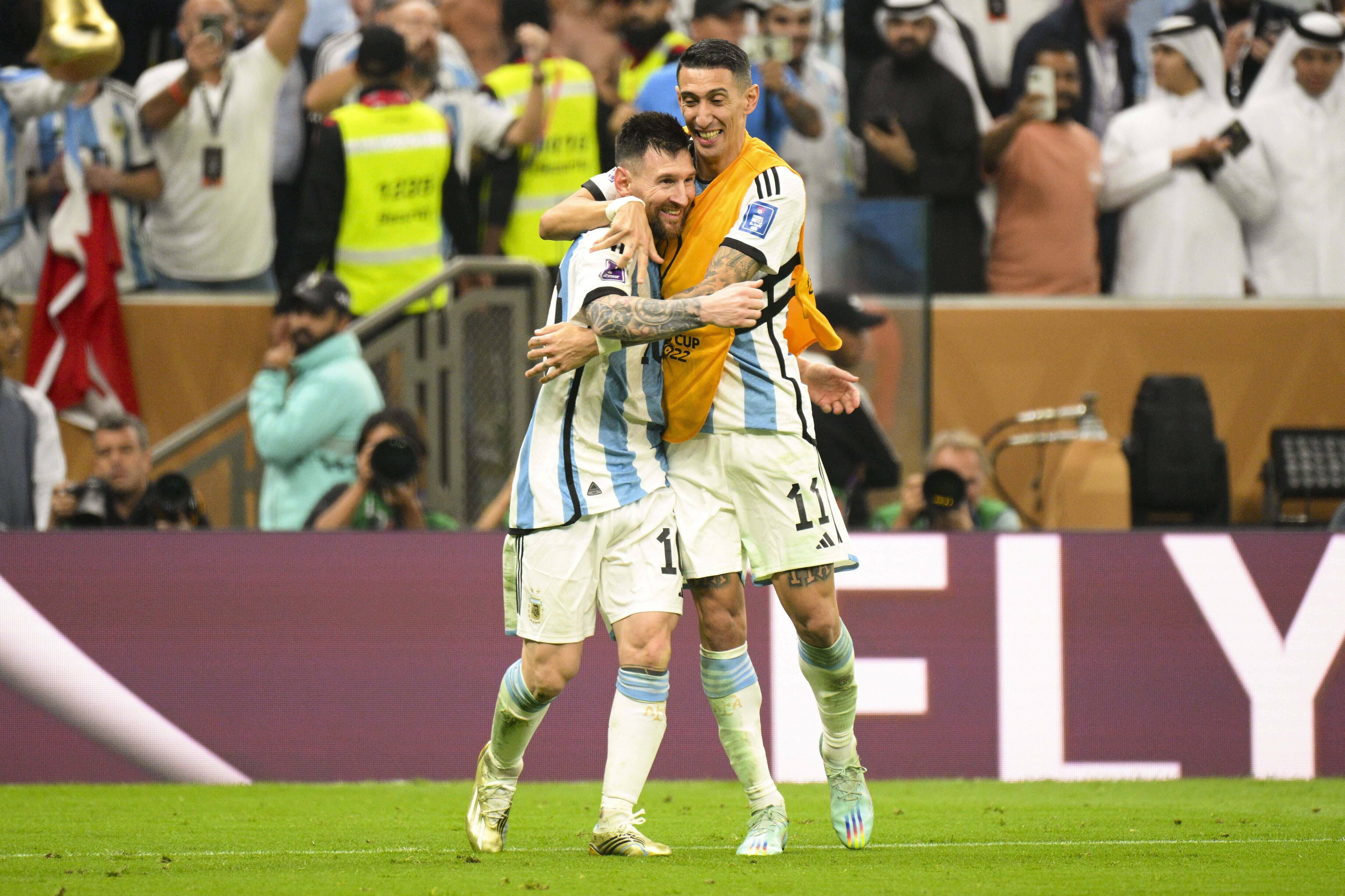 Messi y Di María celebran la victoria de Argentina en la final del Mundial.