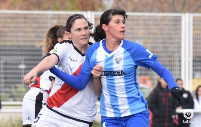  Miriam pugna un balón ante el Rayo Vallecano.