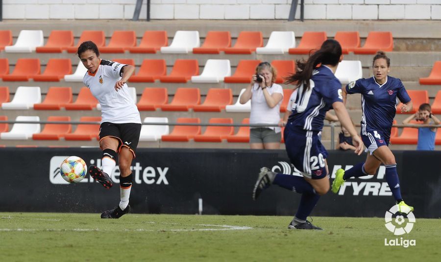  La jugadora del Valencia CF Femenino, Mónica Flores, en una contra frente al CD Tacón