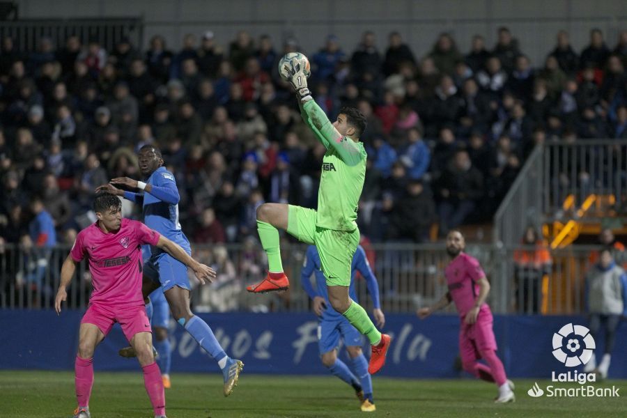 Munir atrapa un balón aéreo en el partido ante el Fuenlabrada.