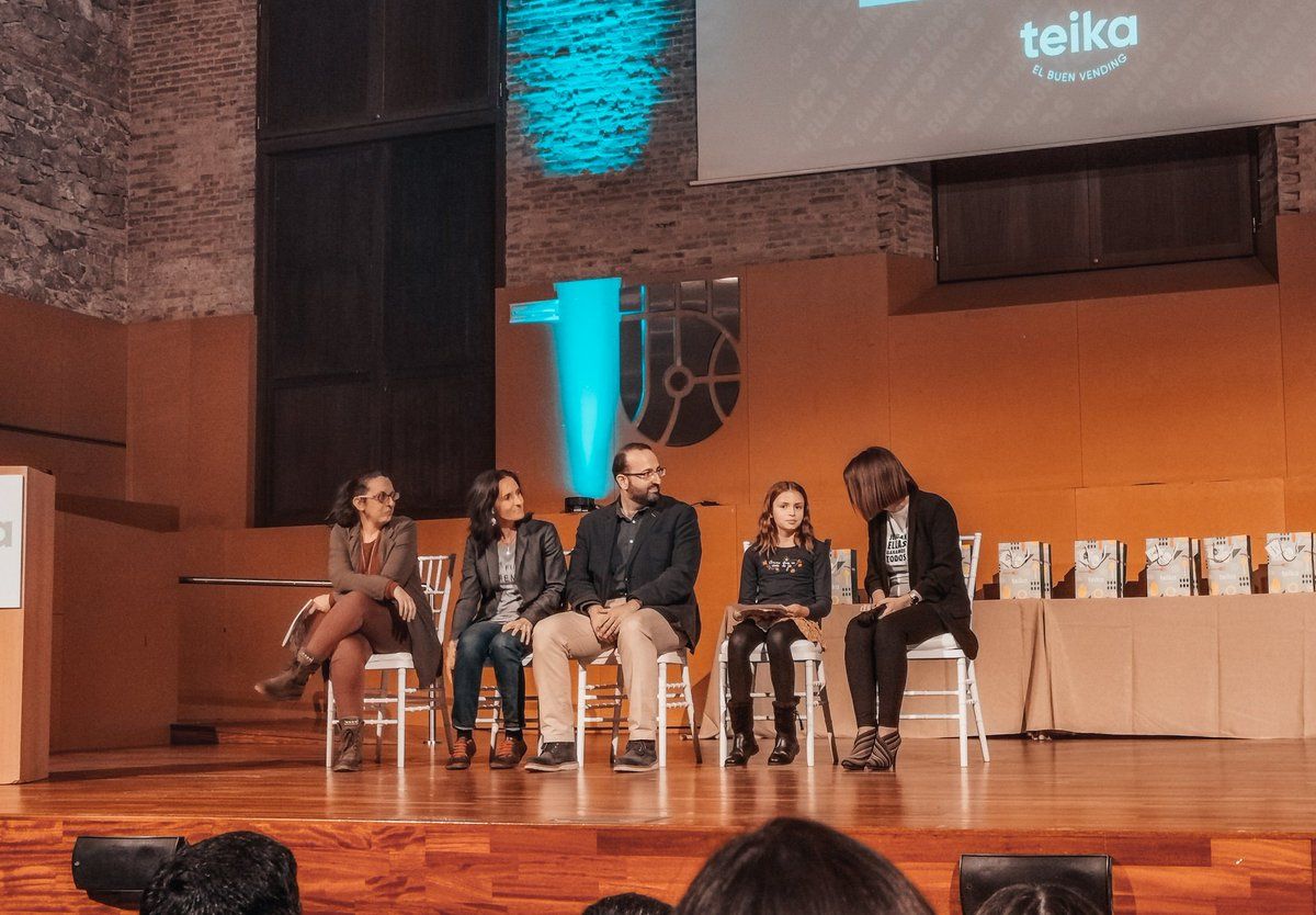  Nace el primer álbum de cromos femenino