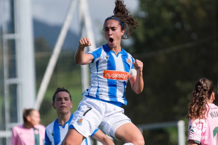 La delantera de la Real Sociedad Nahikari celebra su primer gol ante el Betis Féminas.