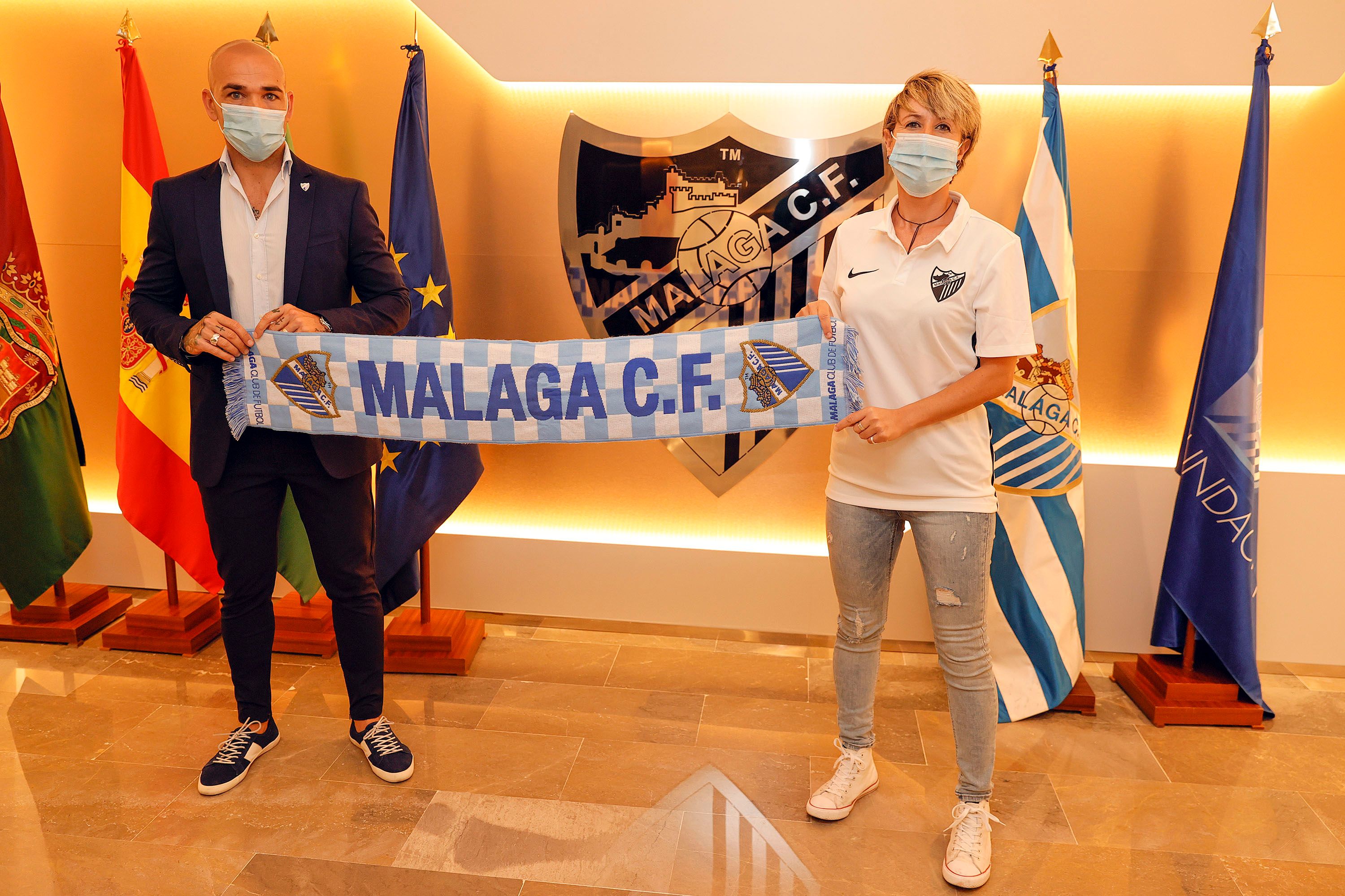  Nati Gutiérrez, posando con Manolo Gaspar en las oficinas del club.