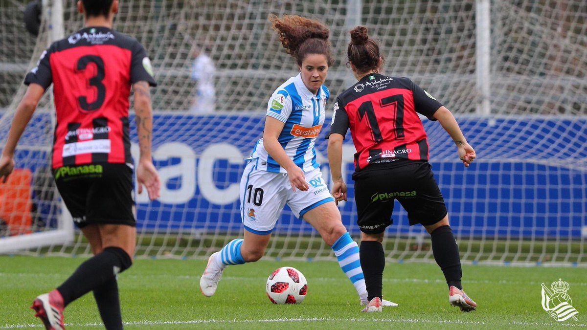  Nerea Eizagirre en Zubieta trata de irse de una jugadora del Sporting de Huelva