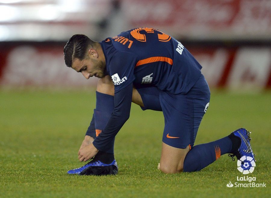  Luis Muñoz, atándose las botas ante el Numancia.