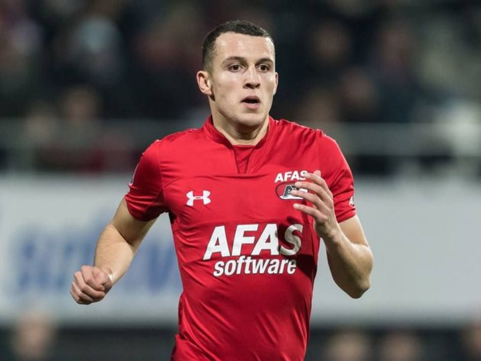 Ousmane Idrissi, en un duelo con el AZ Alkmaar en Holanda.