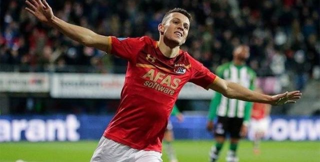 Oussama Idrissi celebra un gol con el AZ.