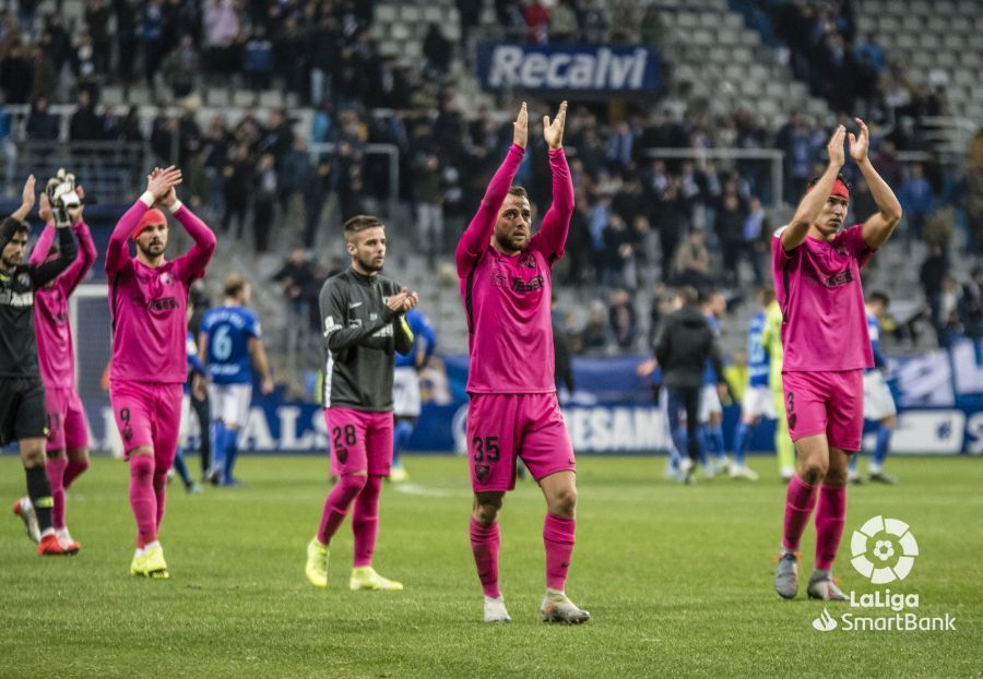 Keidi Bare aplaude a la afición tras el Oviedo-Málaga.