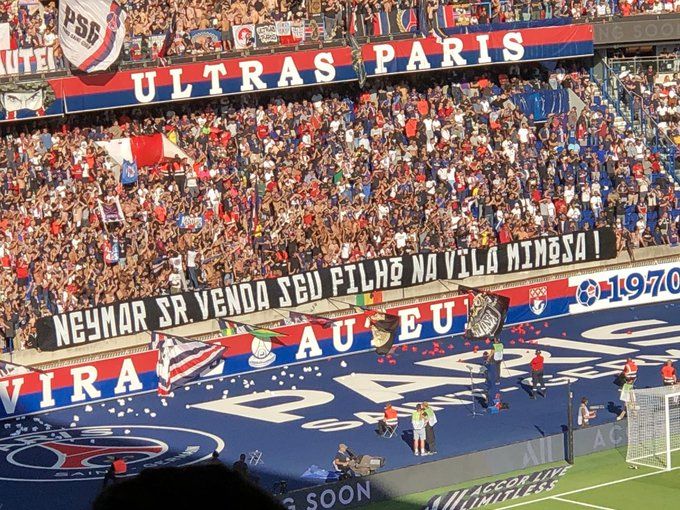Pancartas de los ultras del PSG a Neymar.