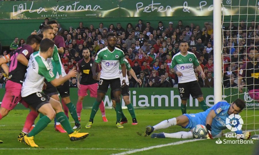  Una parada de Luca Zidane a un remate de Carmona el Racing-Sporting.