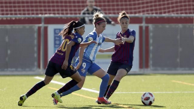  Patri Mascaró, entre dos rivales, en el Málaga-Barcelona.