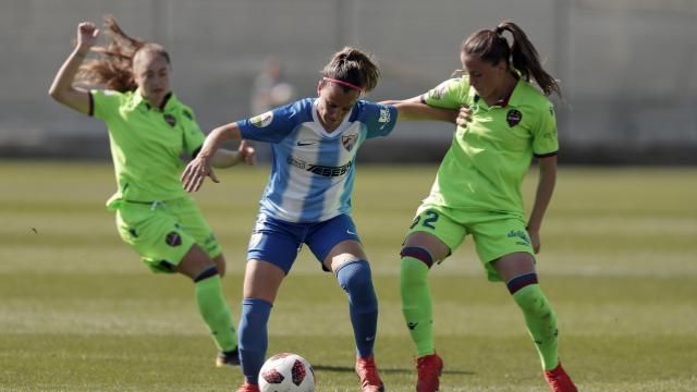 Patricia Mascaró protege un balón.