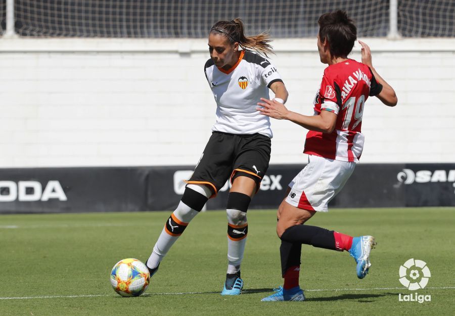  Nicart sacando un balón jugado contra el Athletic Club
