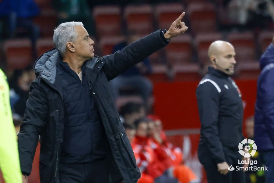  Pellicer da instrucciones durante el Sporting-Málaga.