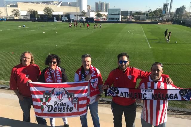  Miembros de la Peña Deusto y de la Peña Málaga acudieron a animar al Athletic Club Femenino.