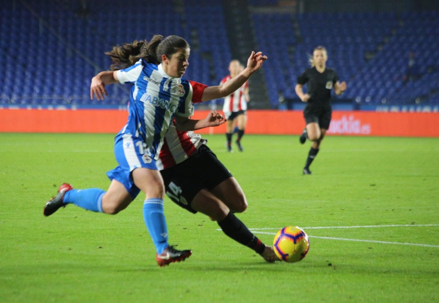  Peke intenta superar a Eunate Arraiza por la banda derecha en el Teresa Herrera.