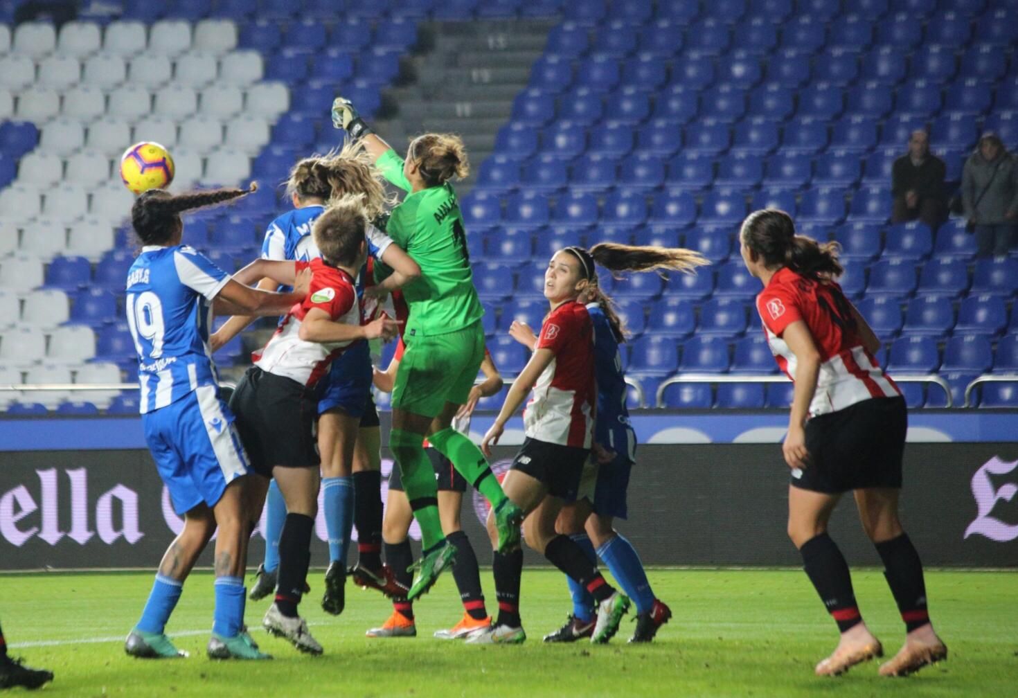  Ainhoa Tirapu despeja un saque de esquina botado por el Deportivo.
