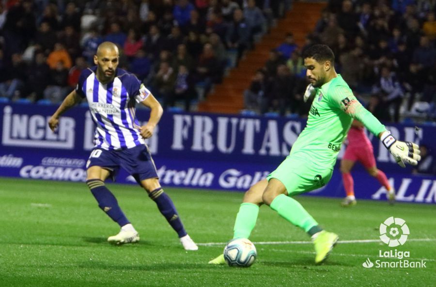  Yuri, autor del gol, presionando a Munir.
