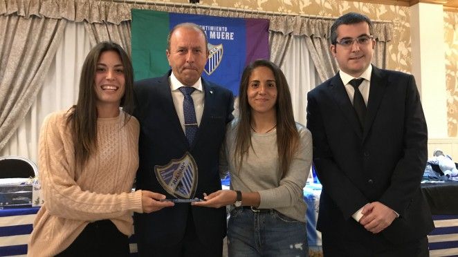 Postigo y Encarni recibieron el cariño de la Peña Malaguistas del Guadalhorce.