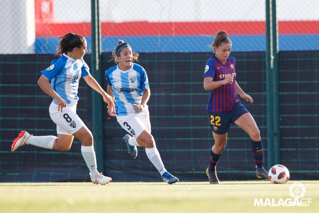 Postigo persigue a una atacante del Barcelona.