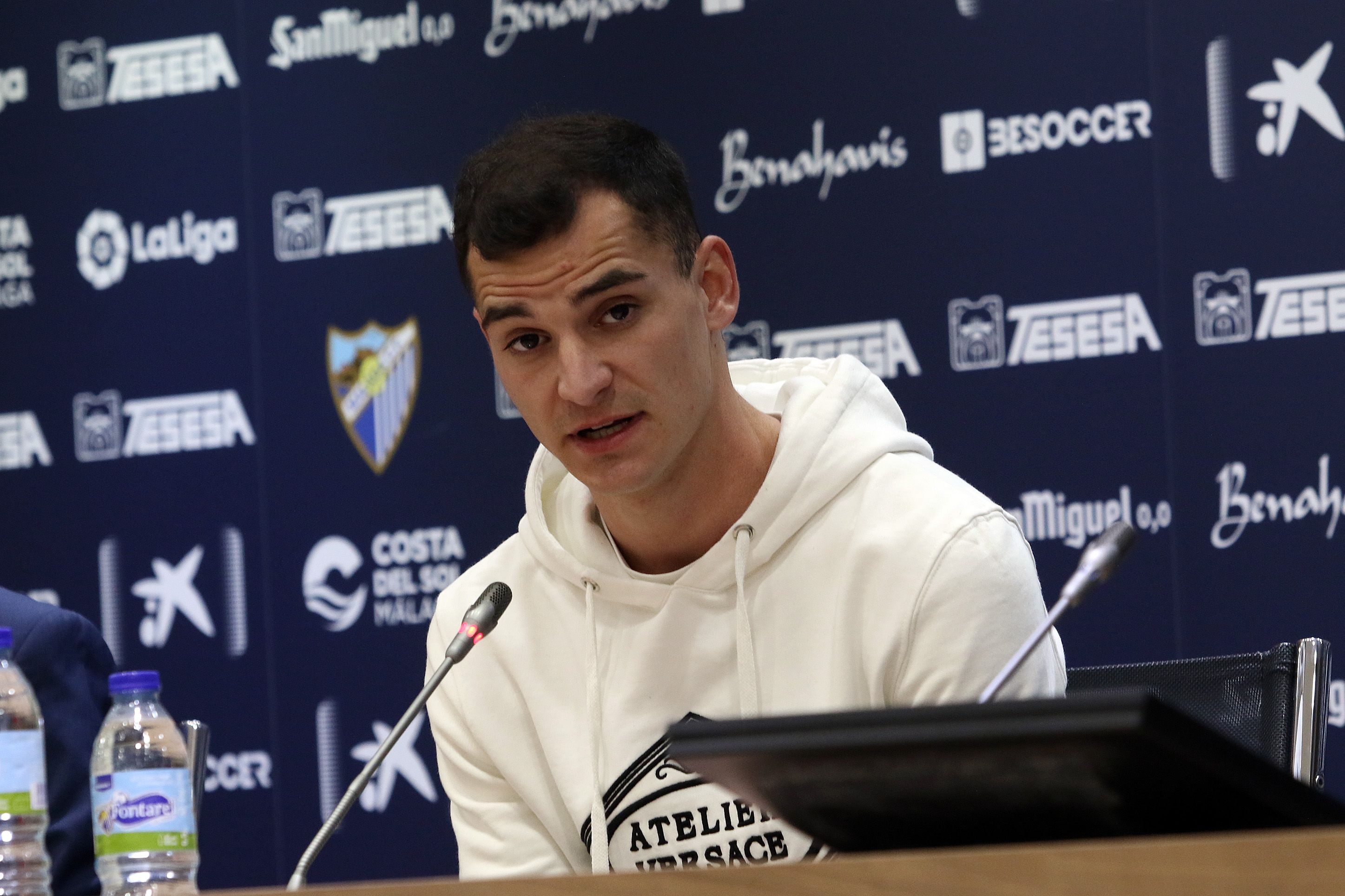 Buenacasa, atendiendo a los medios.