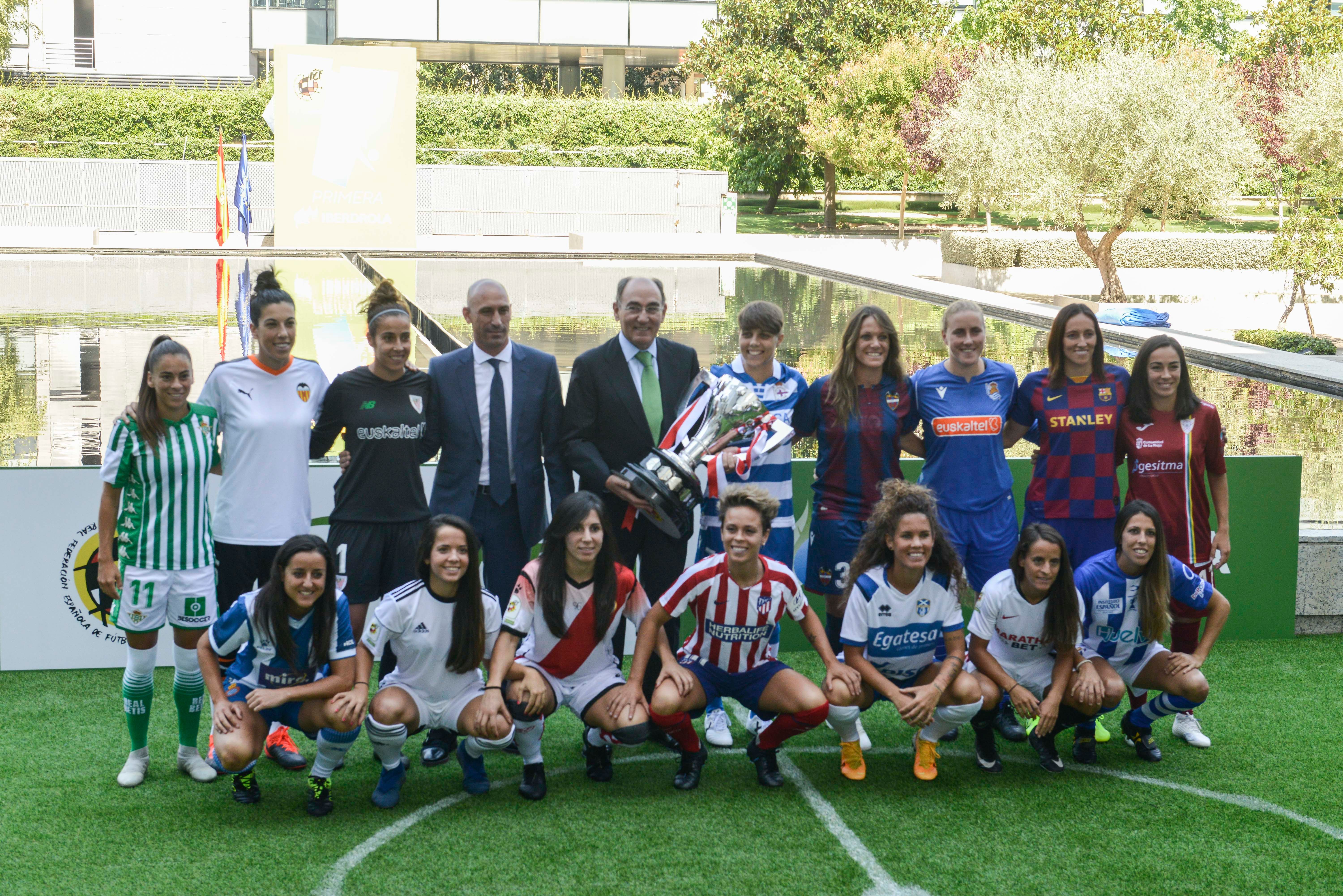  Luis Rubiales e Ignacio Galán posan con las representantes de los equipos de la Primera Iberdrola.