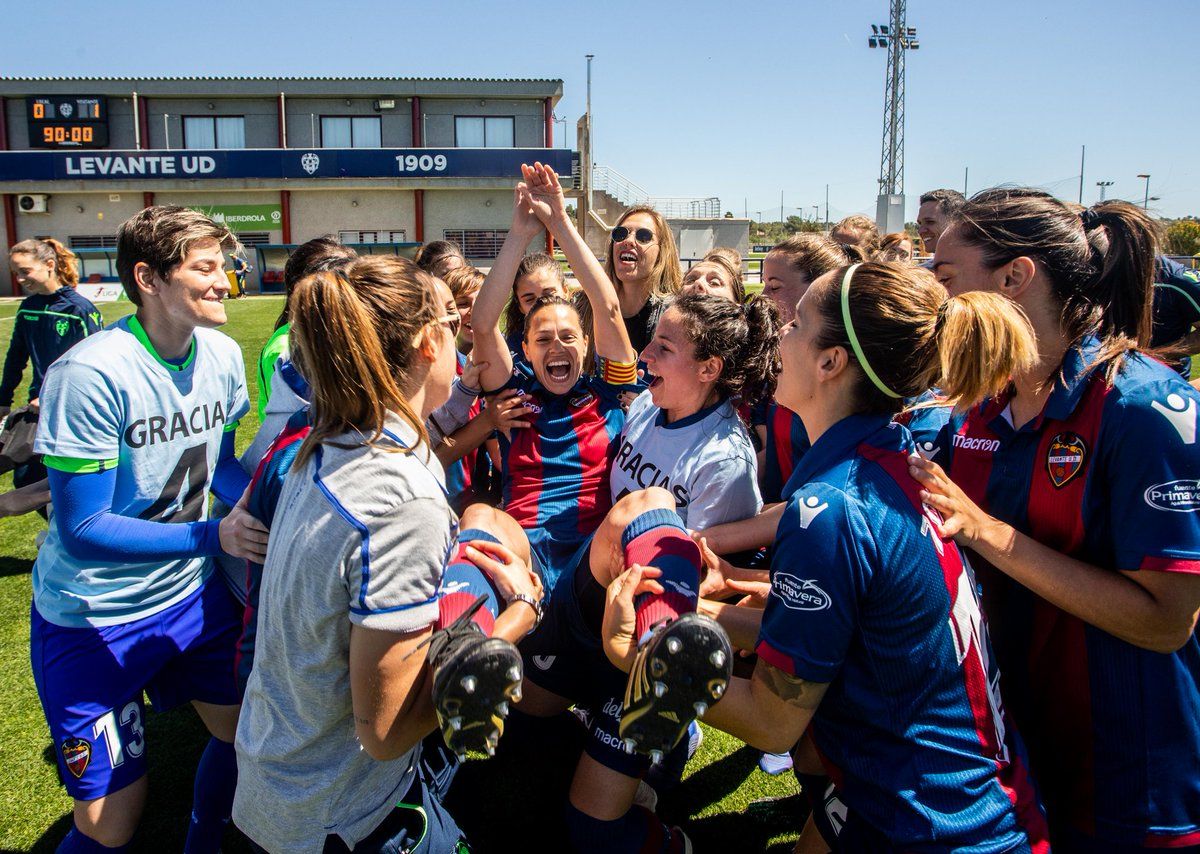  Sonia Prim en su despedida sobre el césped de la Ciudad Deportiva.
