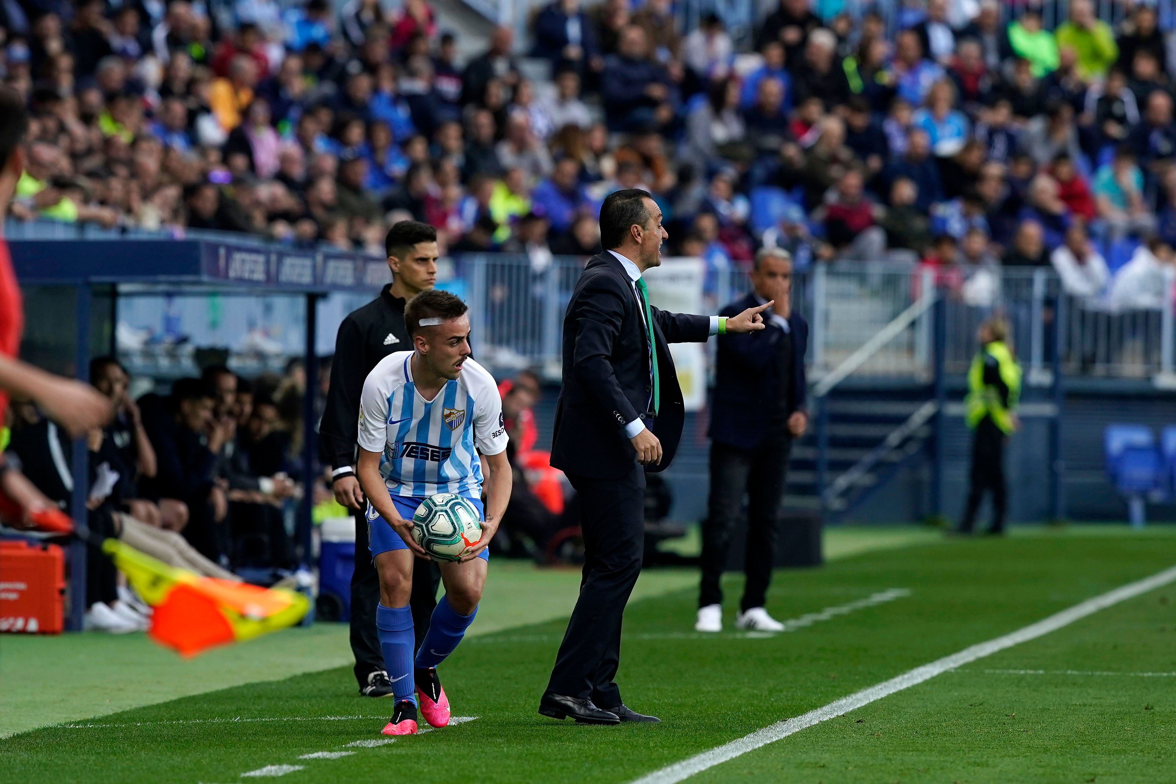 Ismael Casas, en primer término, delante de Oltra.