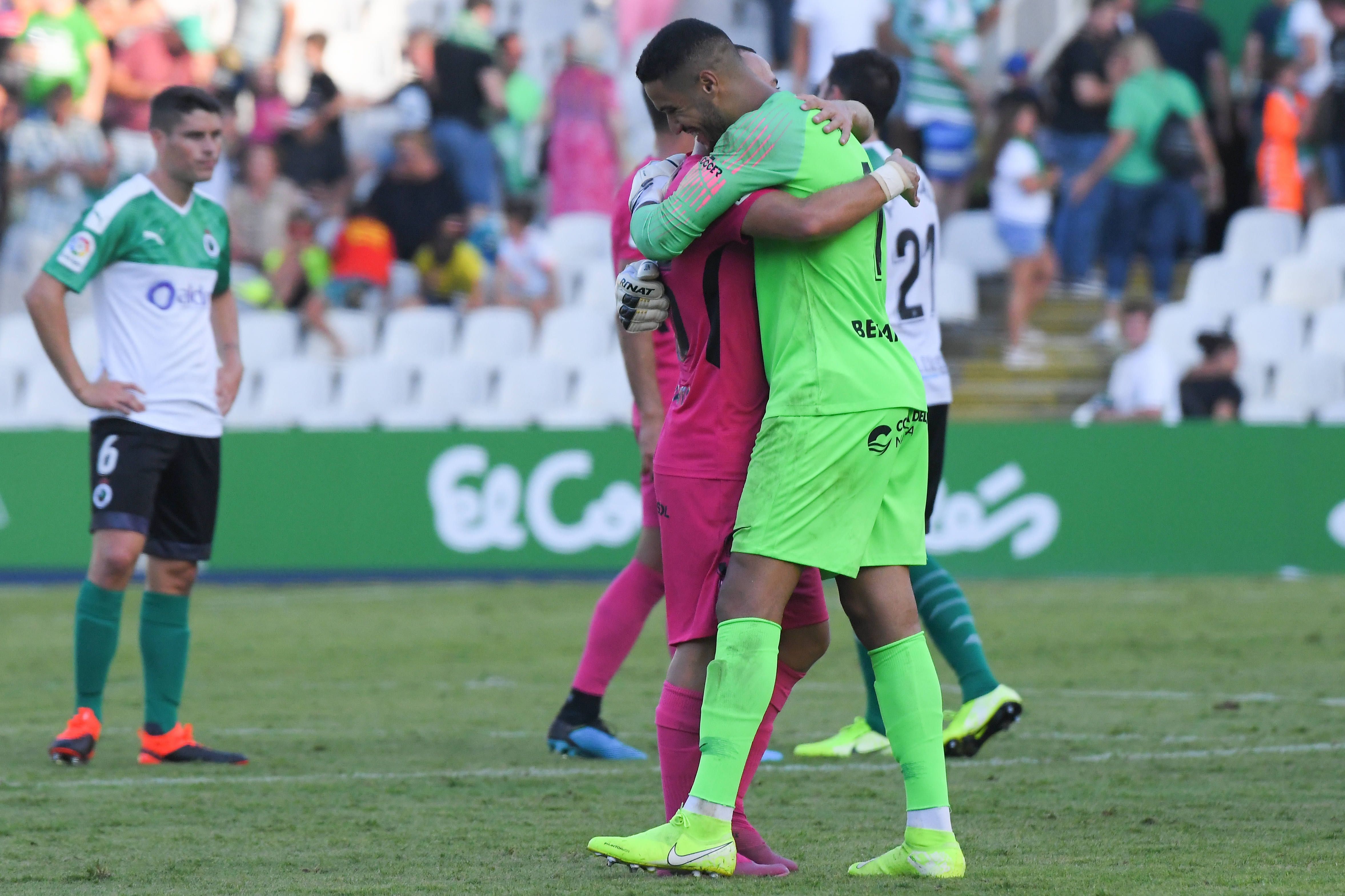  Munir y Keidi, abrazándose en El Sardinero.