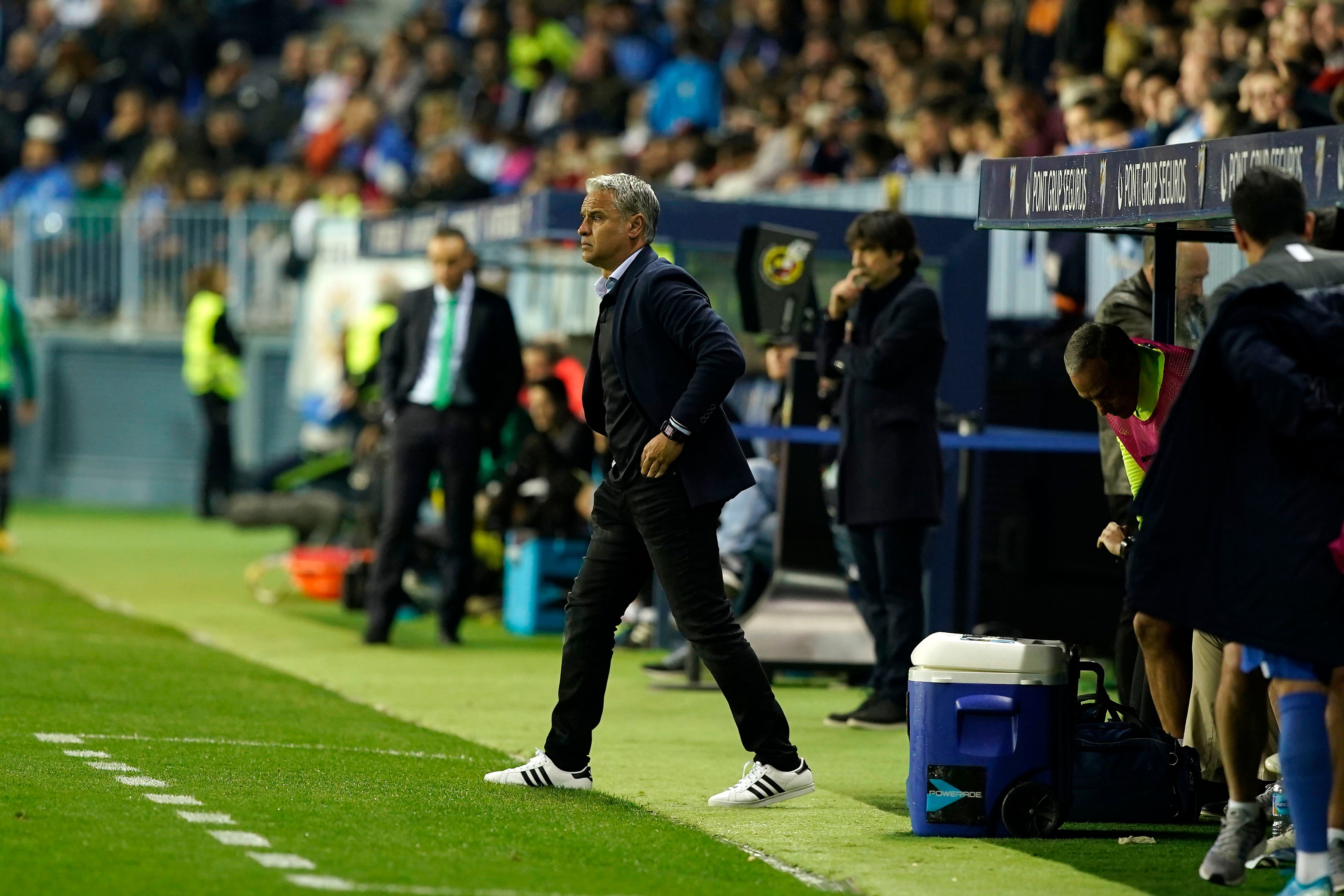  Pellicer, saliendo del banquillo en La Rosaleda.