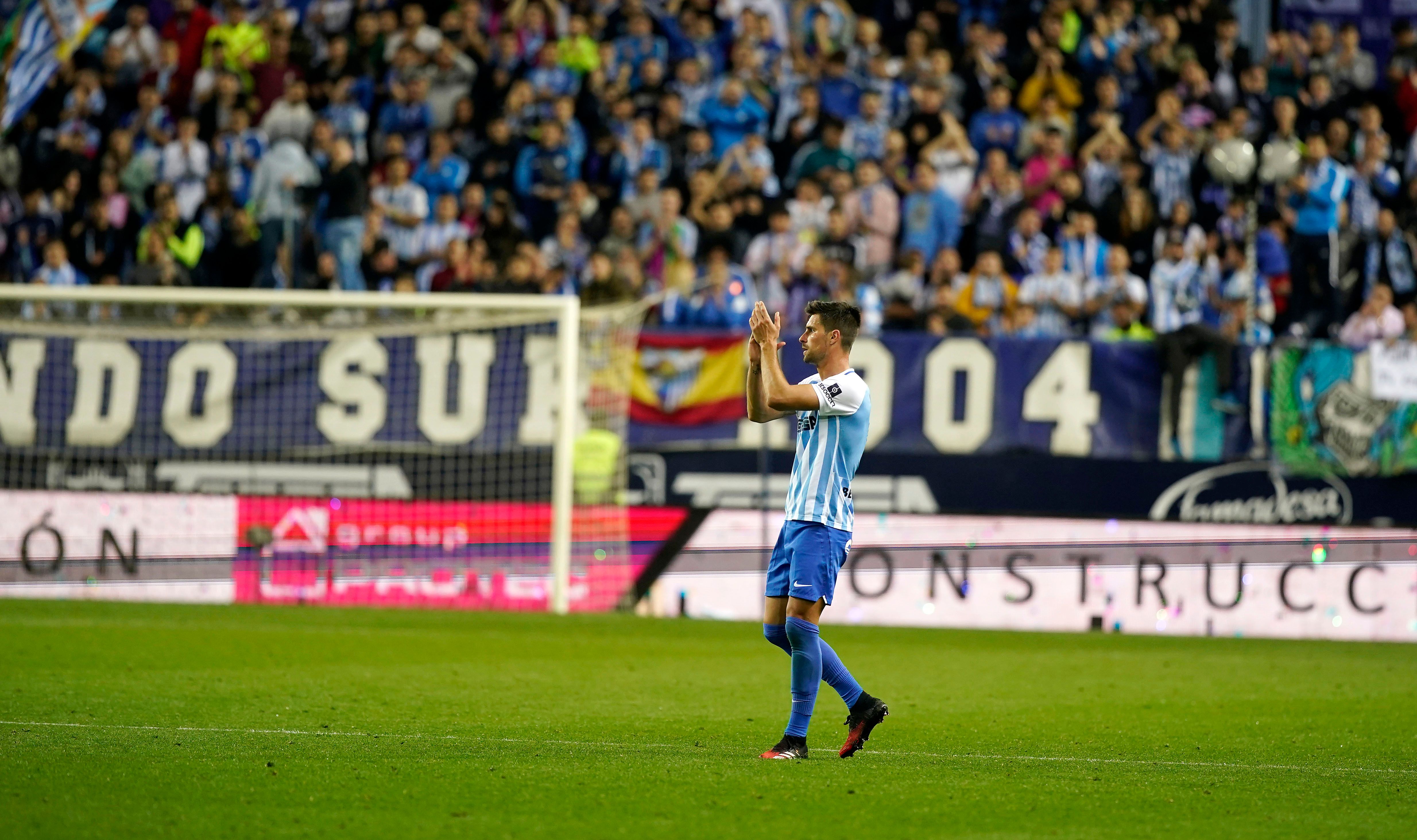 Adrián, ovacionado tras ser sustituido.