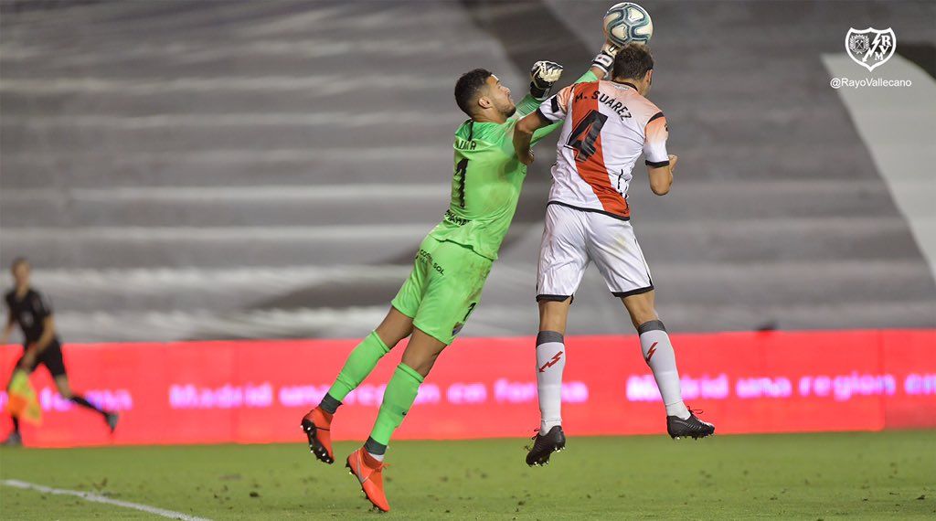  Munir se hace con una pelota en el Rayo-Málaga.