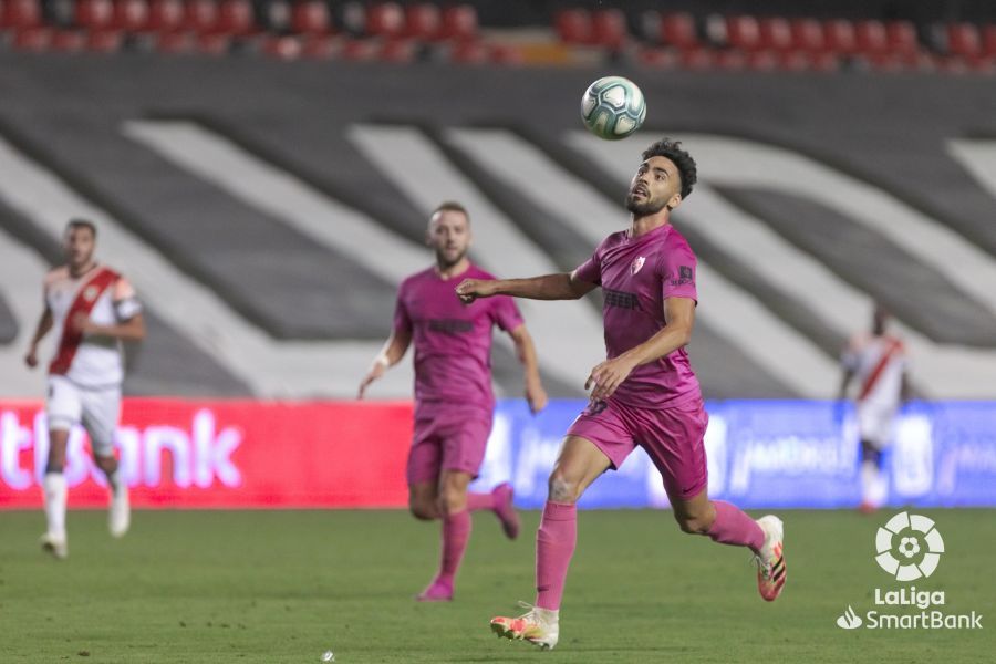  Juande, detrás de un balón en Vallecas.