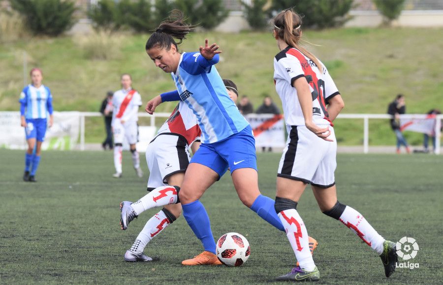  Armisa Kuc, peleando con dos rivales durante el Rayo-Málaga.