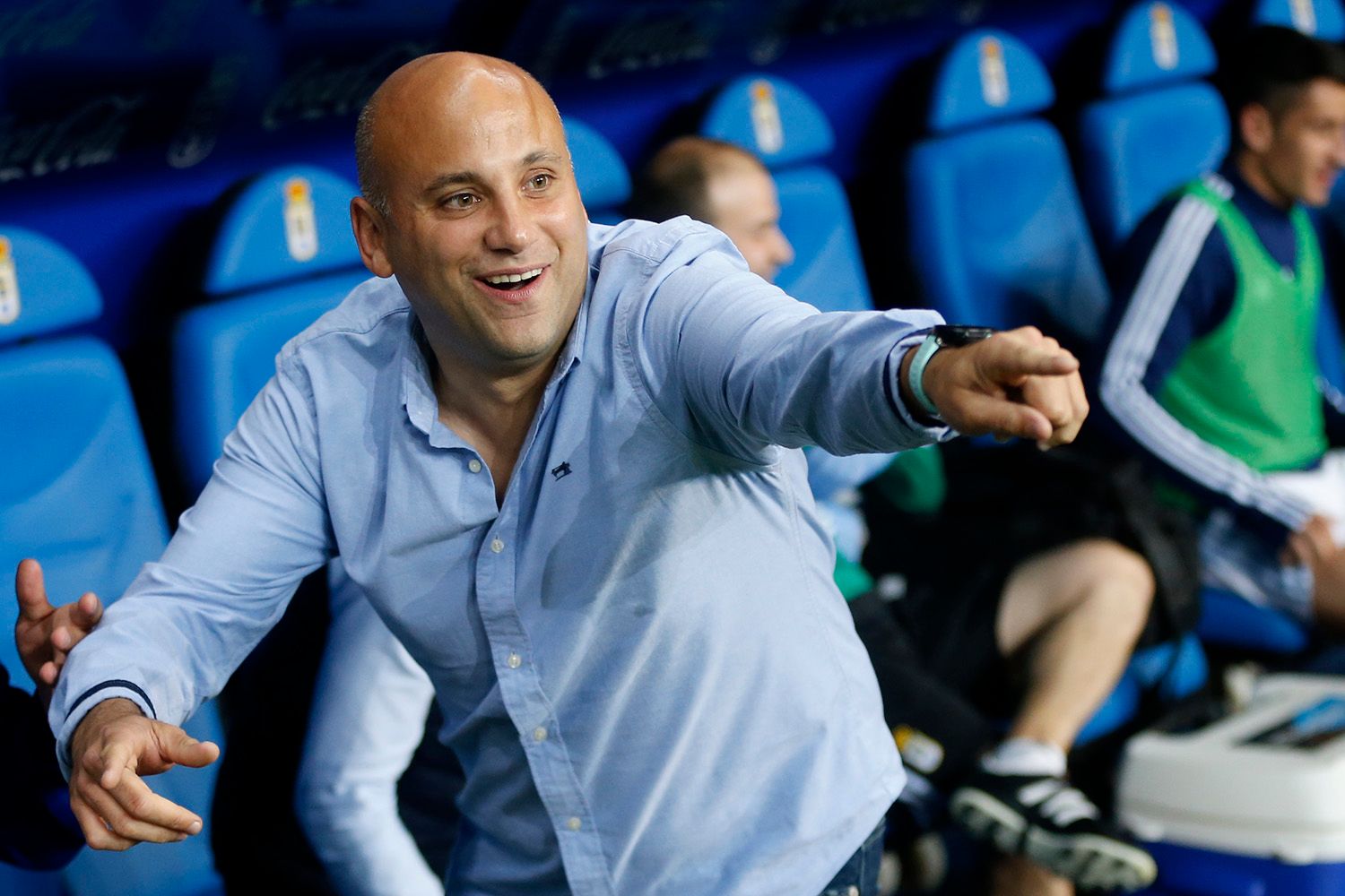 Javi Rozada sonríe en el banquillo del Oviedo antes de comenzar un partido.