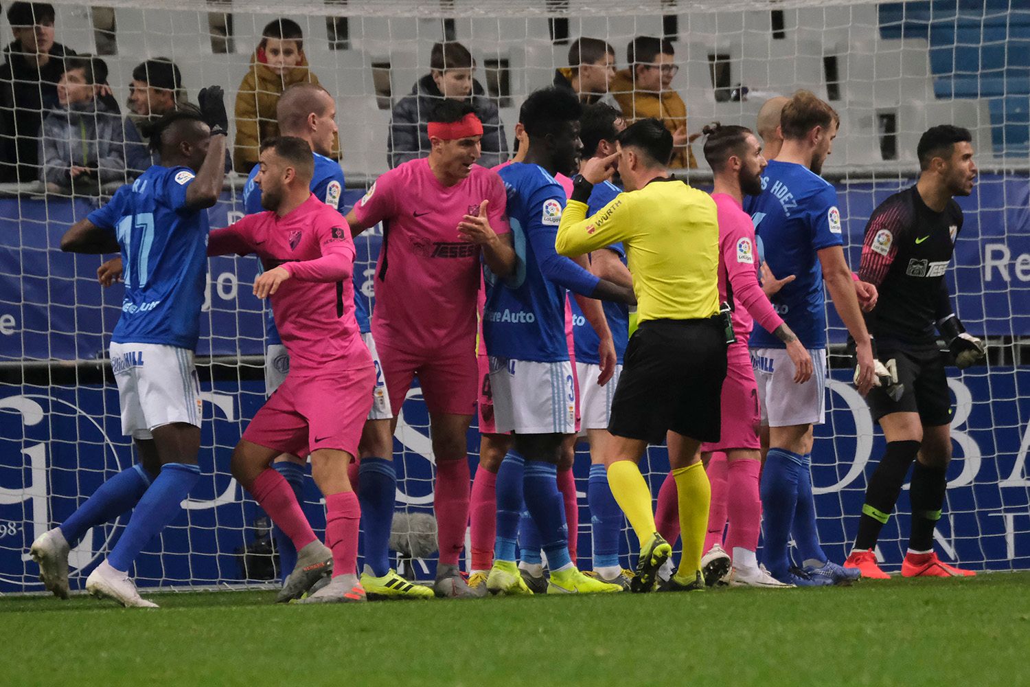 Una disputa en el área.