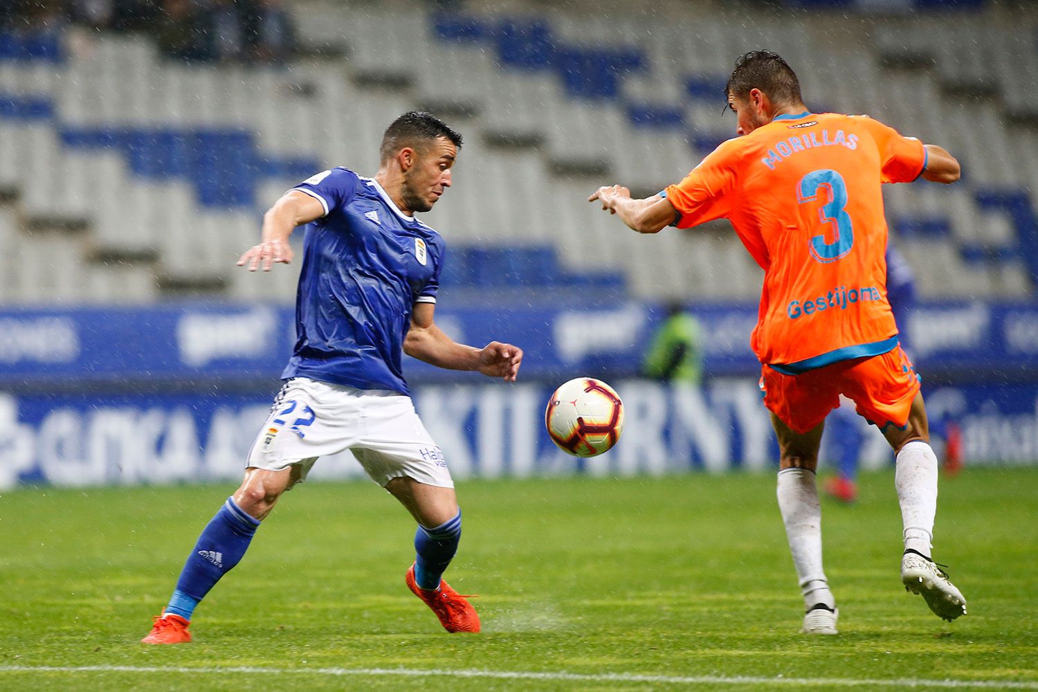 Joselu disputa un balón con Morillas en el Real Oviedo-Rayo Majadahonda (Foto: Luis Manso).