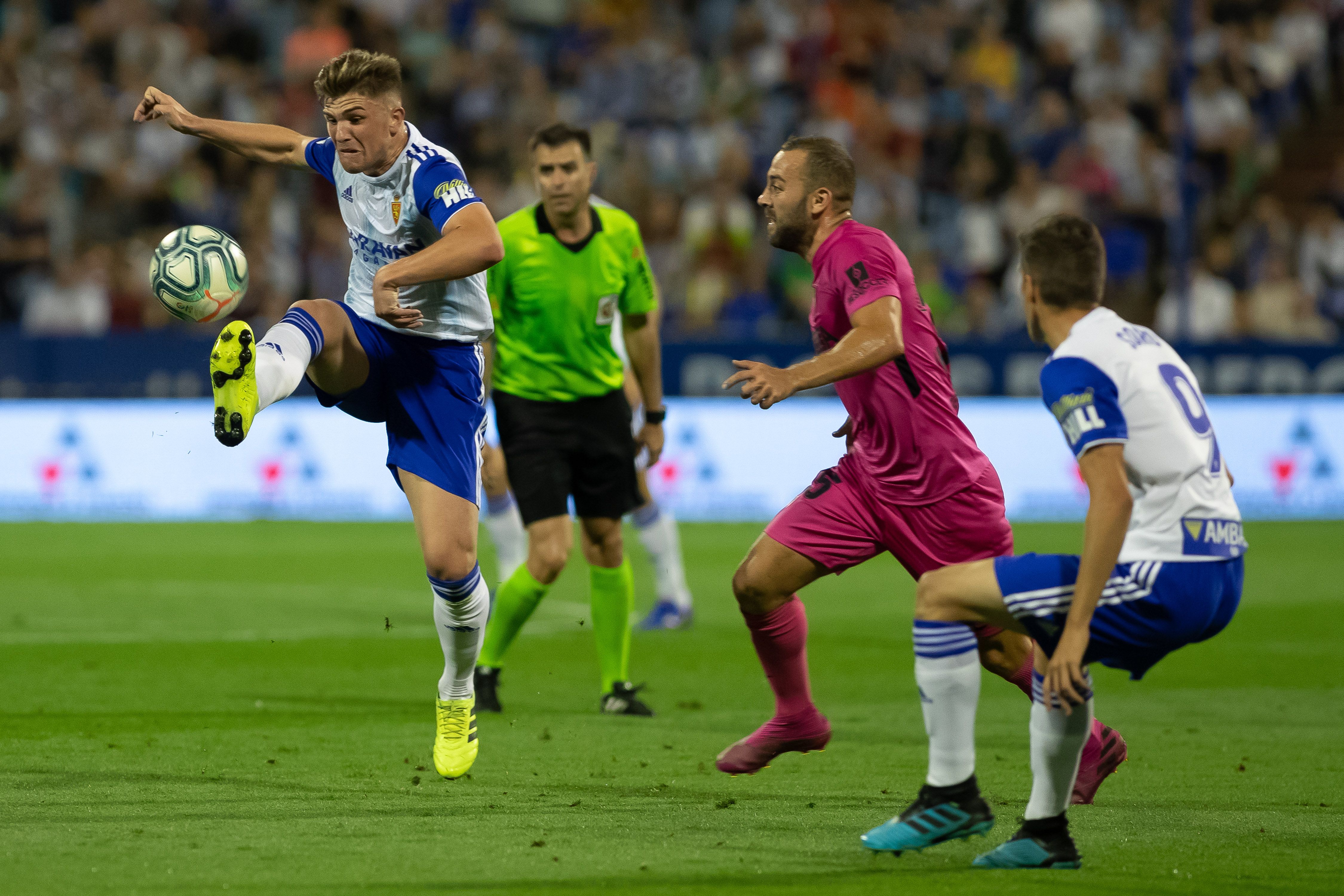Keidi, persiguiendo un balón en el encuentro de ida en Zaragoza