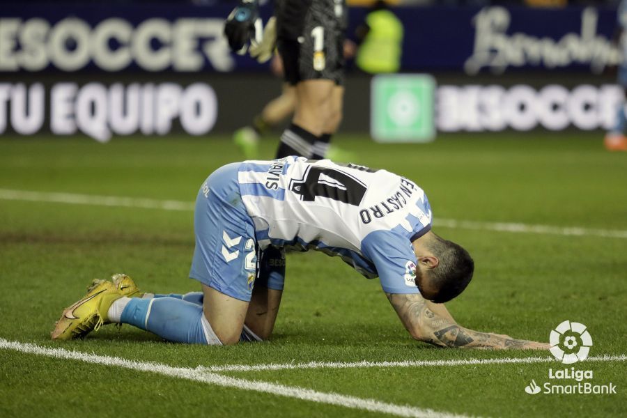  Rubén se lamenta sobre el césped en el Málaga-Oviedo.