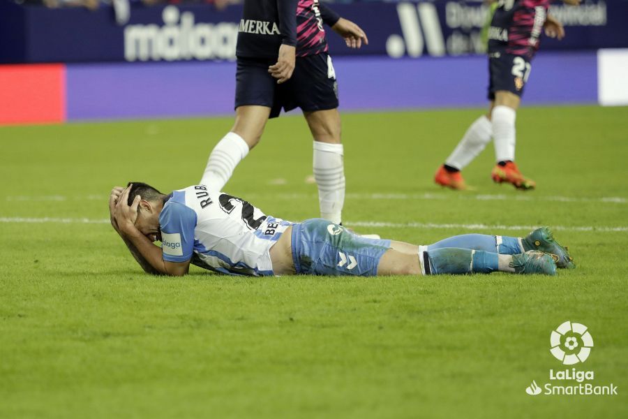  Rubén Castro se toca la cabeza tras un golpe.