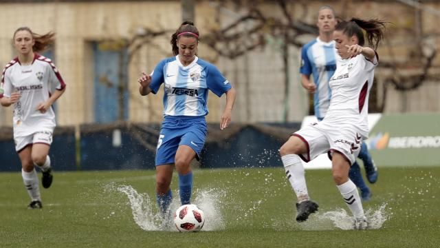 Ruth Acedo conduce la pelota en el duelo.