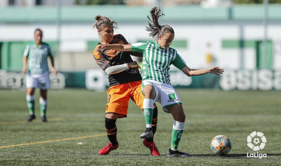 Sandra Hernández, jugadora del Valencia CF Femenino, peleando el balón