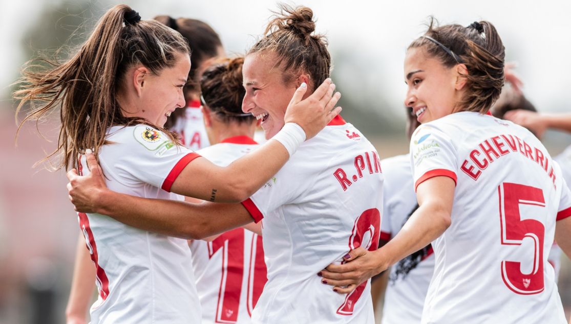 Las jugadoras del Sevilla Femenino celebran uno de sus goles al Deportivo.